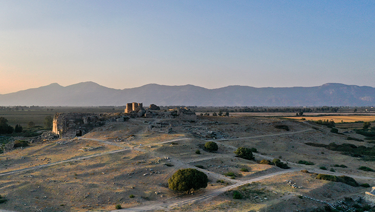 Der Kaletepe und das Theaterkastell von Südosten Der Kaletepe und das Theaterkastell von Südosten