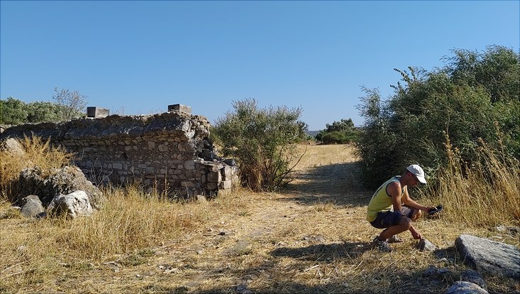 F. Neupert bei der Anlage eines neuen Festpunktes